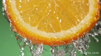 水顺着橘子流下